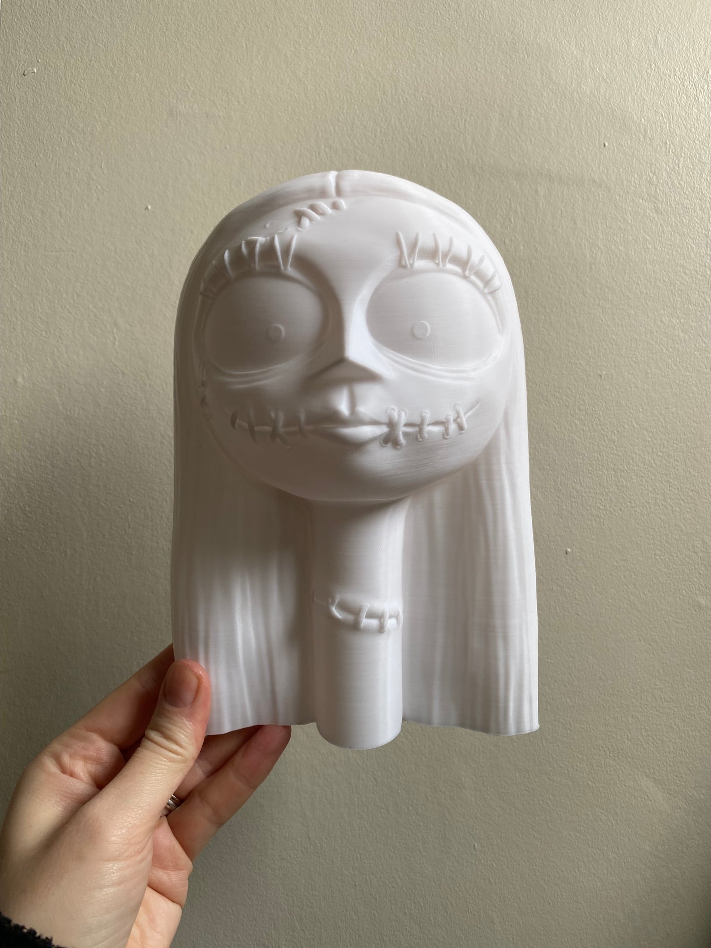 SECONDS #3612 - WHITE LARGE PUMPKIN QUEEN WALL HANGING - SMALL MARKS