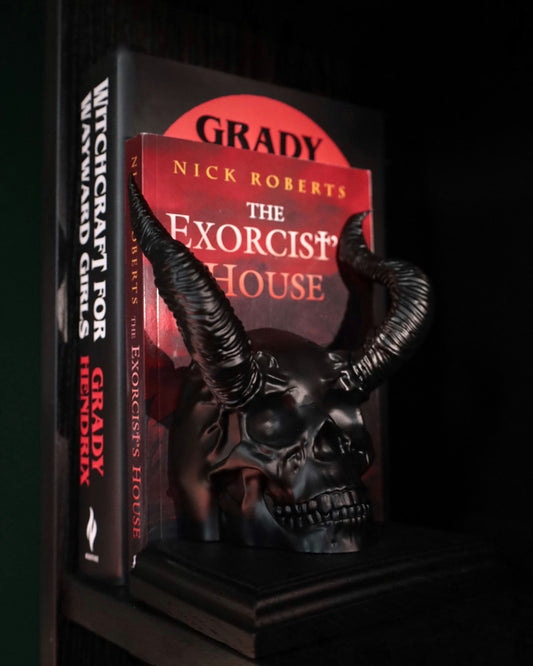 Horned skull bookend decor for your gothic bookshelf