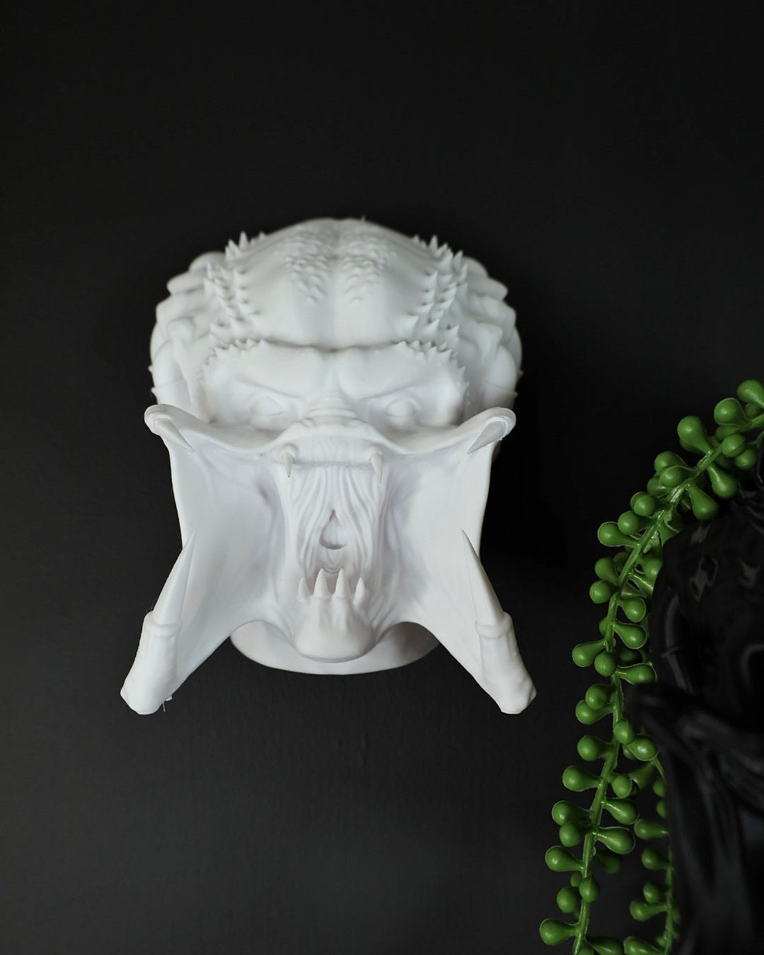 Yautja wall hanging from the horror/ sci-fi movie predator